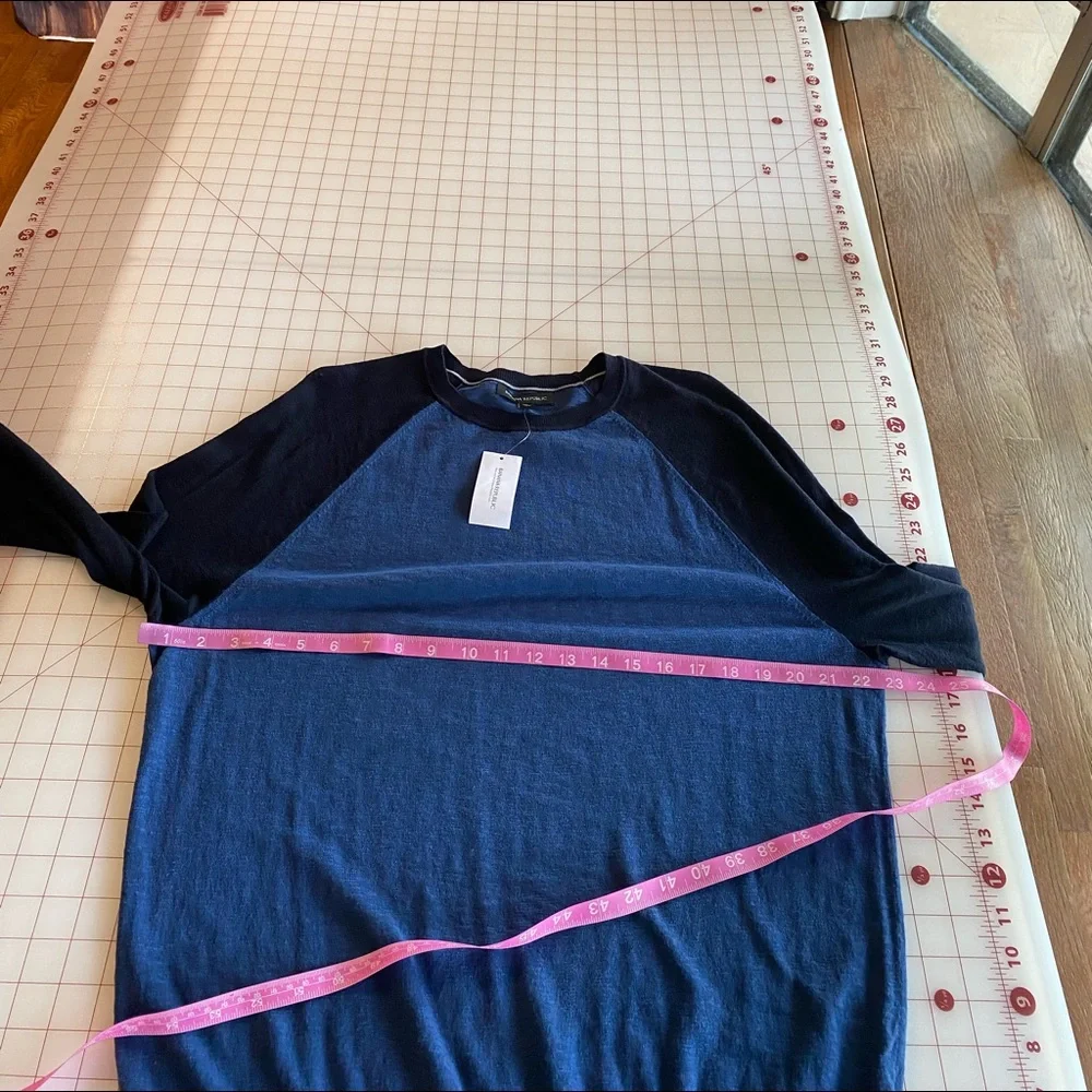 Banana Republic men’s sz large NWT dark navy blue & light blue crewneck